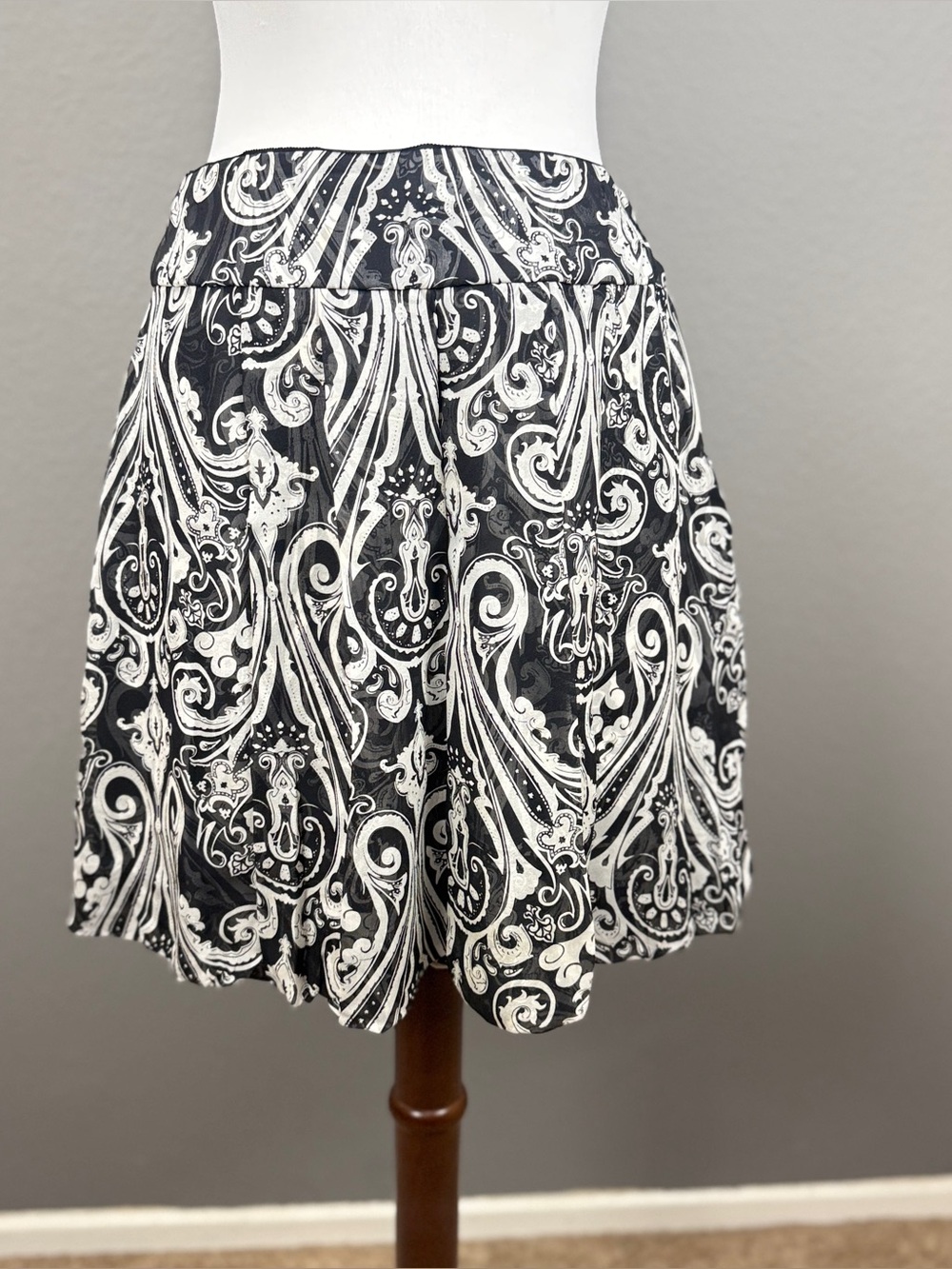 White House Black Market Women's Sz 4 Silk Bubble Hem Skirt Paisley Mini